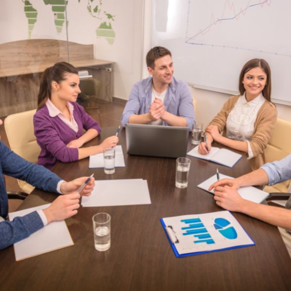 4 employees and a leader on a business meeting - Changing Point